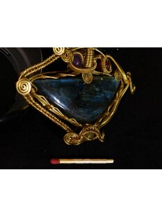 Anh&auml;nger No. 31 Jugendstil Labradorit in Messingdraht 60 g 95 mm