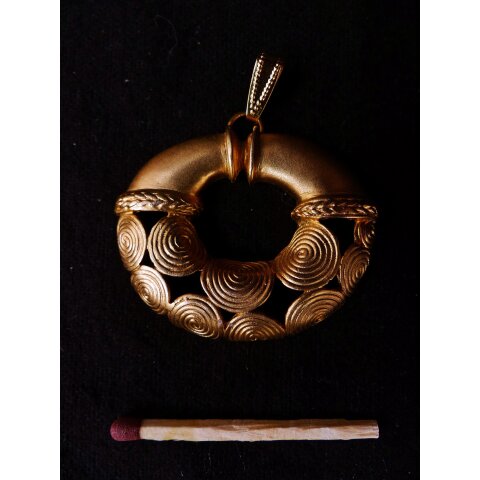 Replik 28 Anh&auml;nger kosmologische Figur Goldmuseum Bogota 45 x 35 mm