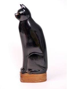 Hornfigur Katze auf Holzsockel = Code J  schwarz 17-20 cm