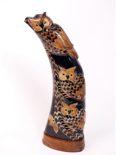 Hornfigur Waldohreule. auf Holzsockel = Code L 21- 24 cm