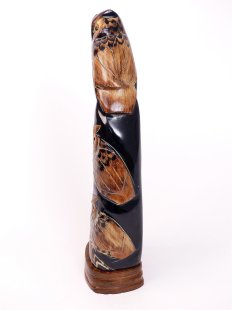 Hornfigur Waldohreule. auf Holzsockel = Code L 21- 24 cm