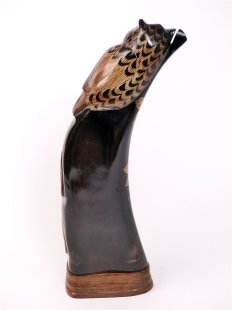 Hornfigur Waldohreule. auf Holzsockel = Code L 21- 24 cm