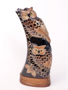 Hornfigur Waldohreule auf Holzsockel = Code I  16-20 cm