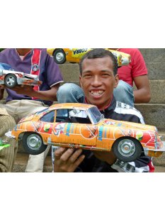 Porsche 911 Targa aus bunten Werbedosen M 1:10  L 50 cm