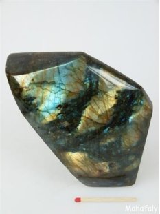 LA02 Labradorit Madagaskar  polychrom Freeform poliert 790 g