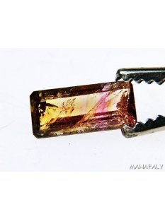 T003 polychromer Madagaskar Turmalin facettiert. 3,5 Carat.