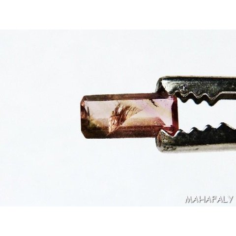 T036 polychromer Madagaskar Turmalin facettiert. 0,8 Carat.