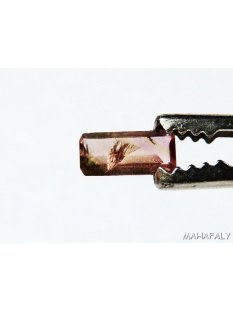 T036 polychromer Madagaskar Turmalin facettiert. 0,8 Carat.