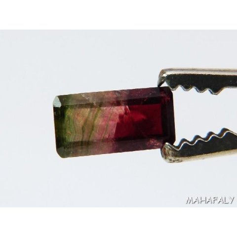 T108 polychromer Madagaskar Turmalin facettiert. 2,4 Carat.