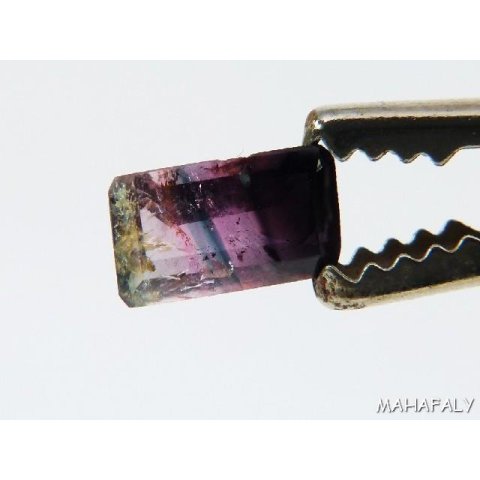 T135 polychromer Madagaskar Turmalin facettiert. 1,45 Carat.