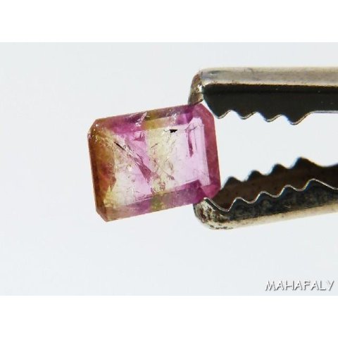 T193 polychromer Madagaskar Turmalin facettiert. 1,00 Carat.