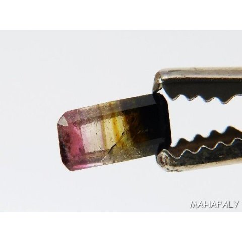 T198 polychromer Madagaskar Turmalin facettiert. 1,00 Carat.