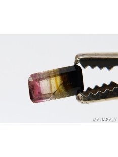 T198 polychromer Madagaskar Turmalin facettiert. 1,00 Carat.