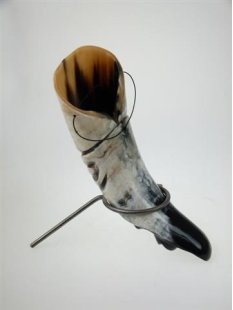 Hornfigur Maske und Trinkhorn. ETHNO 29 cm = Code E