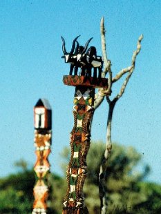 AL117 original AloAlo Grabstele der Sakalava oder Mahafaly antik 2 Totenv&ouml;gel 140 cm ca. 1920