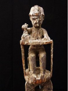 AL53 original AloAlo Grabstele der Mahafaly antik Beamter...