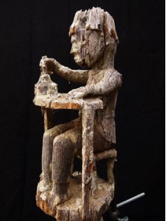 AL53 original AloAlo Grabstele der Mahafaly antik Beamter 175 cm ca. 1930