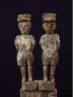 AL113 original AloAlo Grabstele der Mahafaly antik, 2 Gendarmen 177 cm.