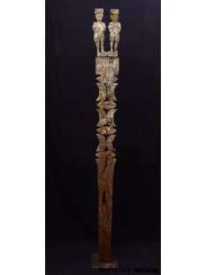 AL113 original AloAlo Grabstele der Mahafaly antik, 2 Gendarmen 177 cm.