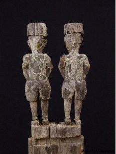 AL113 original AloAlo Grabstele der Mahafaly antik, 2 Gendarmen 177 cm.