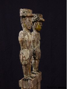 AL113 original AloAlo Grabstele der Mahafaly antik, 2 Gendarmen 177 cm.