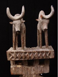 AL88 original AloAlo Grabstele der Mahafaly antik 2 Zebu...