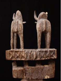 AL88 original AloAlo Grabstele der Mahafaly antik 2 Zebu 140 cm ca. 1930