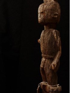 AL48 original AloAlo Grabstele der Mahafaly antik 3 M&auml;nner 200 cm ca. 1930