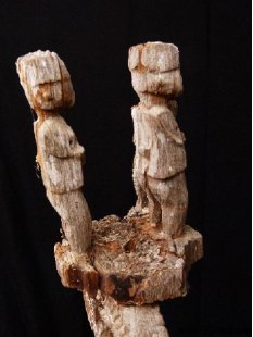 AL48 original AloAlo Grabstele der Mahafaly antik 3 M&auml;nner 200 cm ca. 1930