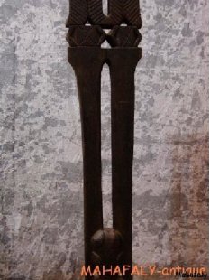 AL82 Sockel AloAlo Grabstele Zebu 1965 = 220 cm