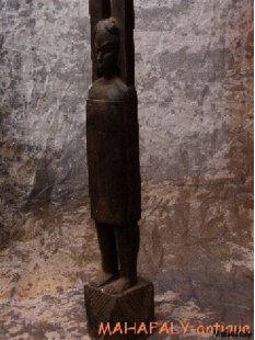 AL82 Sockel AloAlo Grabstele Zebu 1965 = 220 cm