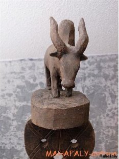 AL82 Sockel AloAlo Grabstele Zebu 1965 = 220 cm