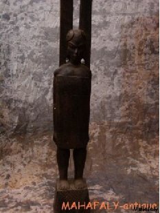 AL82 Sockel AloAlo Grabstele Zebu 1965 = 220 cm