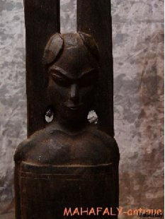 AL82 Sockel AloAlo Grabstele Zebu 1965 = 220 cm