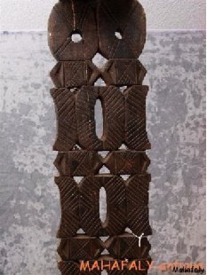 AL82 Sockel AloAlo Grabstele Zebu 1965 = 220 cm