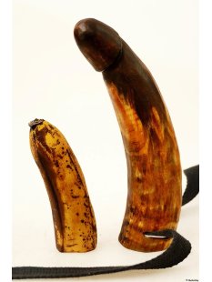 Horn Phallusskulptur und Dildo mit G&uuml;rtelschlitz. 21 bis 24 cm = Code E seidenmatt natur