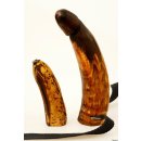 Horn Phallusskulptur und Dildo mit G&uuml;rtelschlitz. 21 bis 24 cm = Code E seidenmatt natur