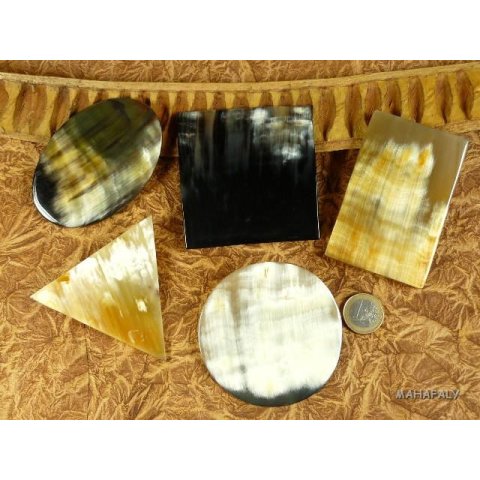 Horn Broschen. 8 cm = Code E dunkel rund