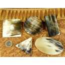 Horn Broschen. 6 cm = Code C dunkel dreieckig