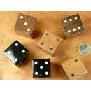 W&uuml;rfel 20 mm  braunes Holz mit Hornpunkten