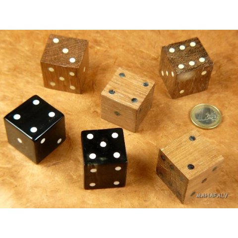 W&uuml;rfel 30 mm braunes Holz mit Hornpunkten