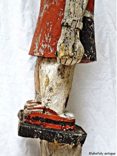 MF174 original AloAlo Grabpfosten der Mahafaly Frau mit Hut 135 cm 1945