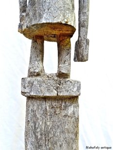 MF176 original AloAlo Grabpfosten Frau mit Tasche 160 cm 1940