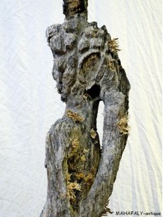 MF181 original AloAlo Grabstele der Mahafaly antik Hirte mit Zebu 250 cm ca. 1920