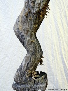 MF181 original AloAlo Grabstele der Mahafaly antik Hirte mit Zebu 250 cm ca. 1920