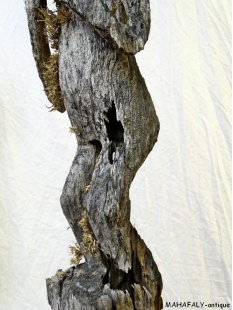 MF181 original AloAlo Grabstele der Mahafaly antik Hirte mit Zebu 250 cm ca. 1920