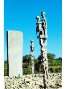 MF181 original AloAlo Grabstele der Mahafaly antik Hirte mit Zebu 250 cm ca. 1920