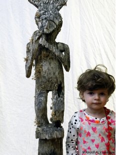 MF181 original AloAlo Grabstele der Mahafaly antik Hirte mit Zebu 250 cm ca. 1920