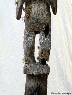 MF181 original AloAlo Grabstele der Mahafaly antik Hirte mit Zebu 250 cm ca. 1920