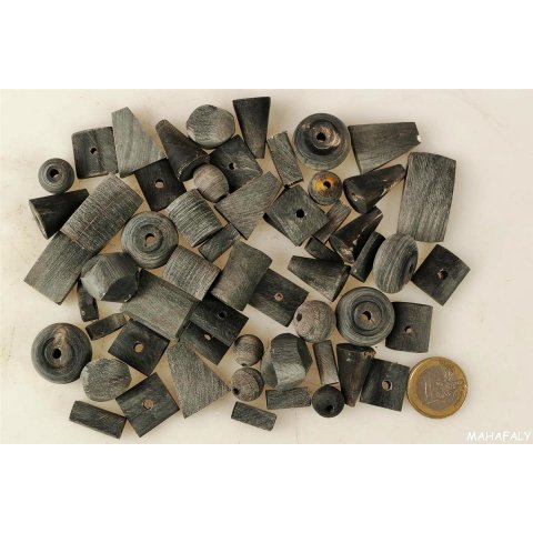 Hornperlen  matt grau geschliffen 100 g. alle Formen und Farben im Mix